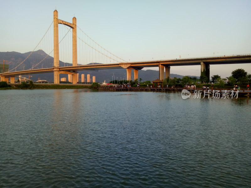 跨江大桥与水域风景