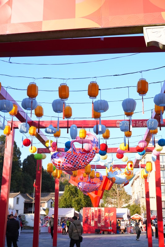 春节氛围集市挂满花灯、灯笼装饰