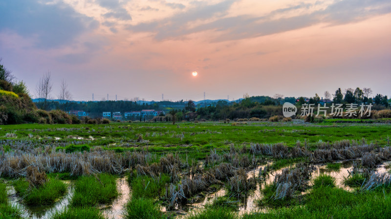 湖北省黄冈丘陵地带的农田与夕阳