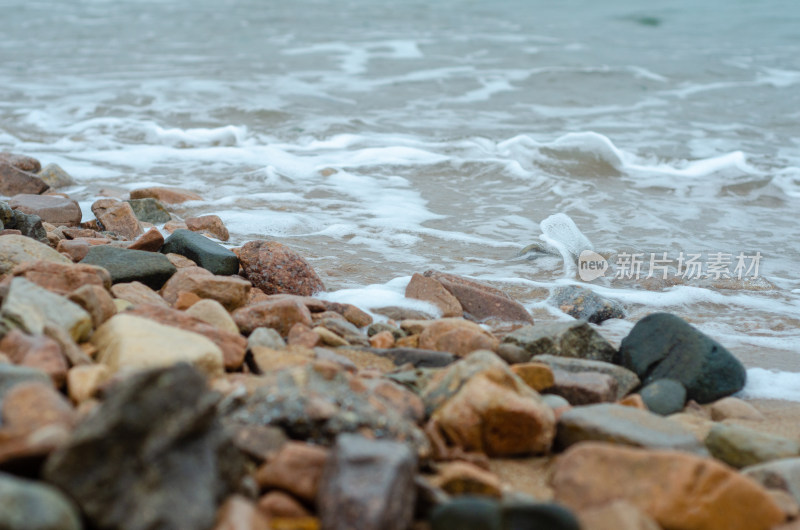 浅浅的海滩和雪白的浪花