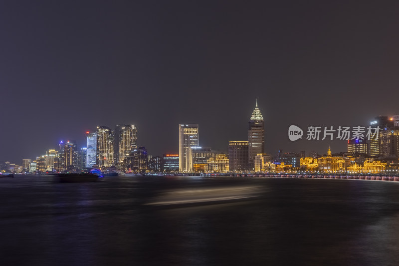 上海外滩建筑群和黄浦江西岸建筑夜景