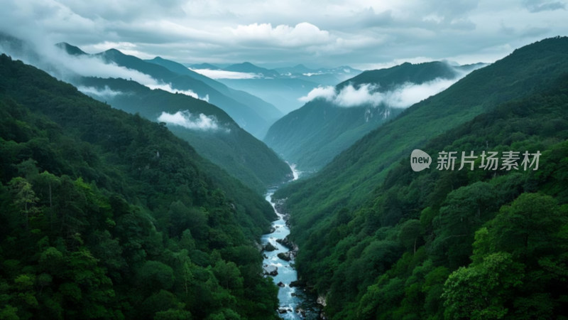 青山环绕的碧绿湖泊景观