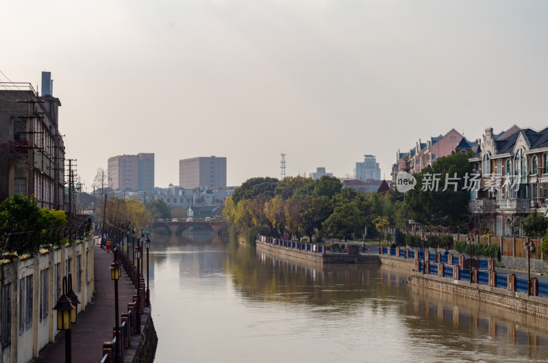 上海郊区城市河道景观，两岸建筑树木