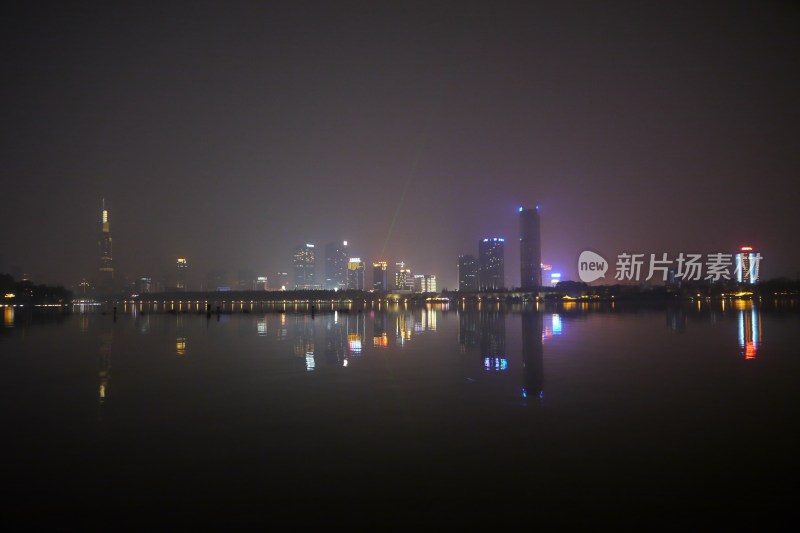 南京玄武湖畔夜景