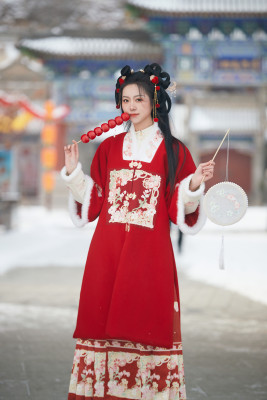 雪天户外身穿中式红色汉服的亚洲少女