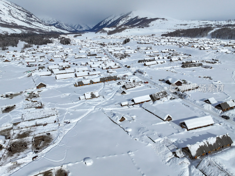 中国新疆阿勒泰禾木冬季雪景白雪覆盖的禾木