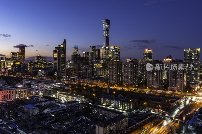 北京夜晚中国尊闪耀的天际线房地产经济