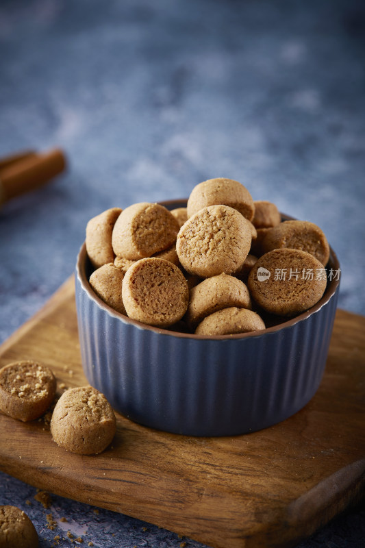 整齐摆放在盘子里的零食饼干