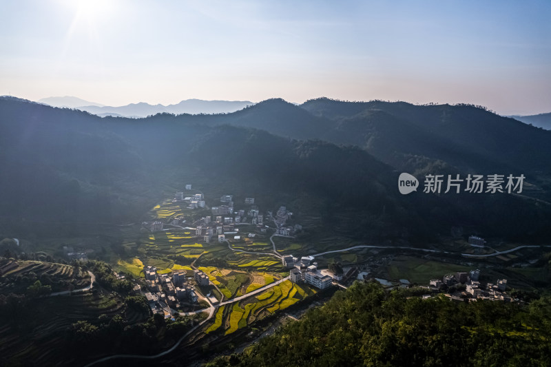 山间梯田村庄美景