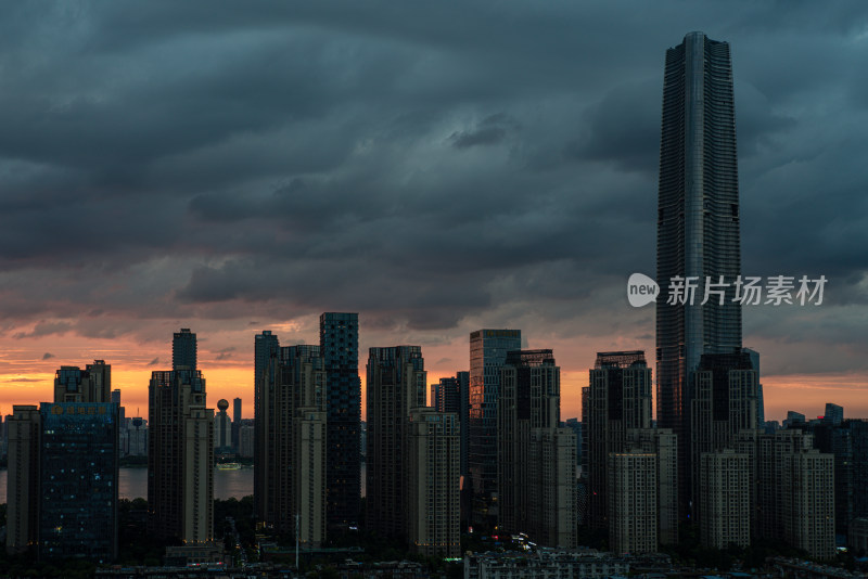 乌云下的城市摩天大楼建筑群鸟瞰全景