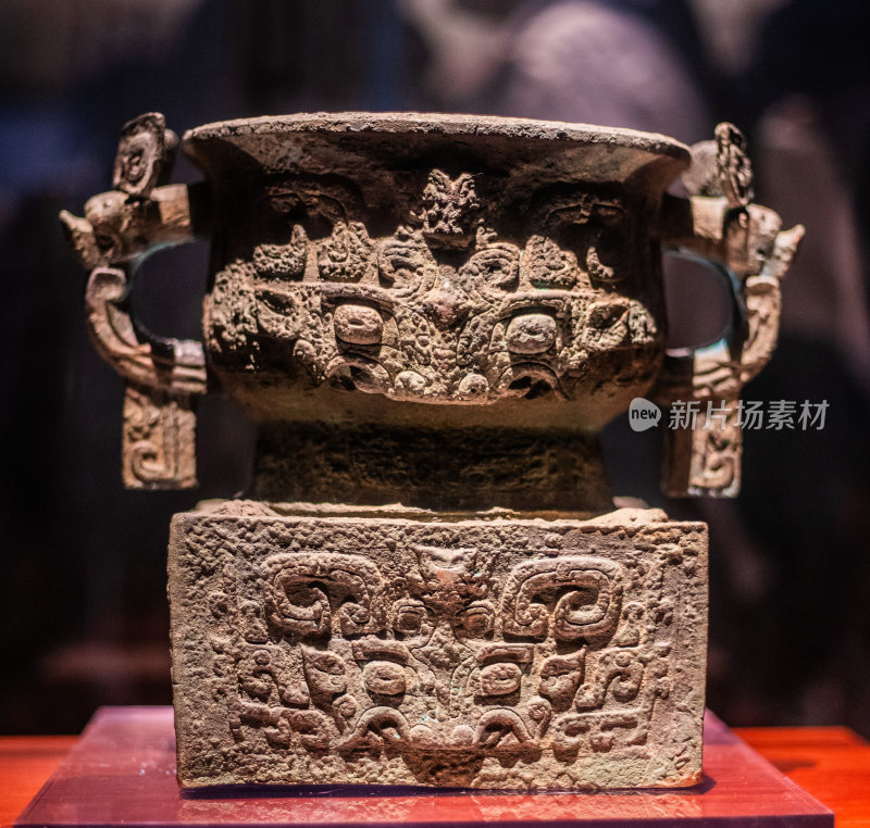 古代青铜器带精美雕刻的方座圆口器皿