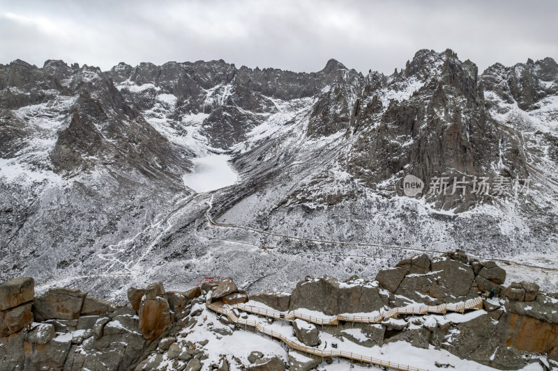 四川阿坝州莲宝叶则冬季雪山巍峨航拍