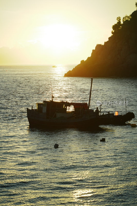 大海上夕阳下的渔船