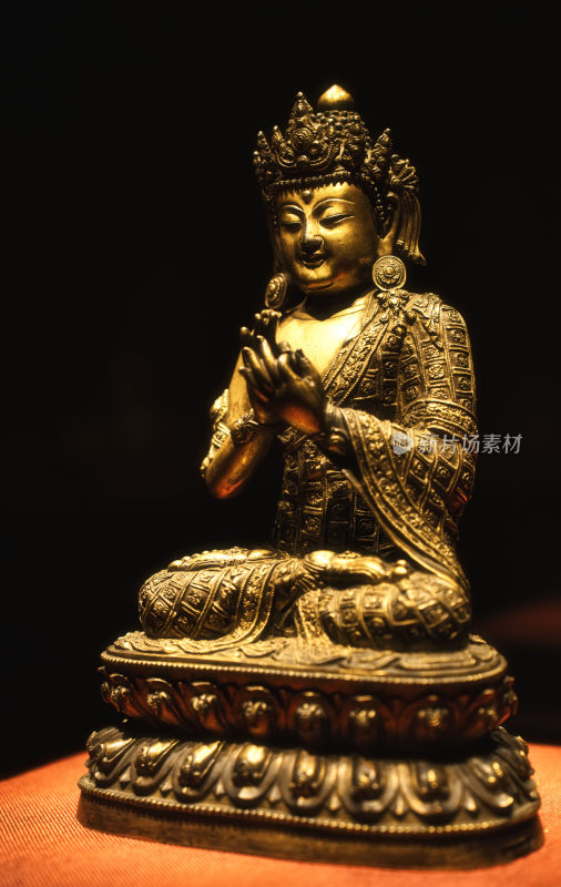 黄铜鎏金弥勒菩萨佛像特写