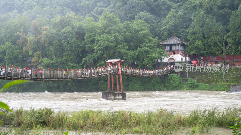 游客们冒雨游览成都都江堰景区