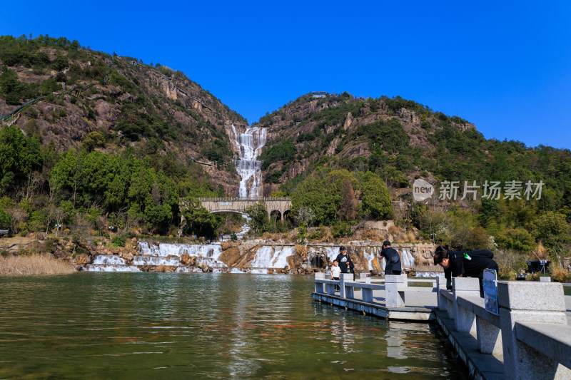 游客在天台大瀑布前湖边观景台赏景