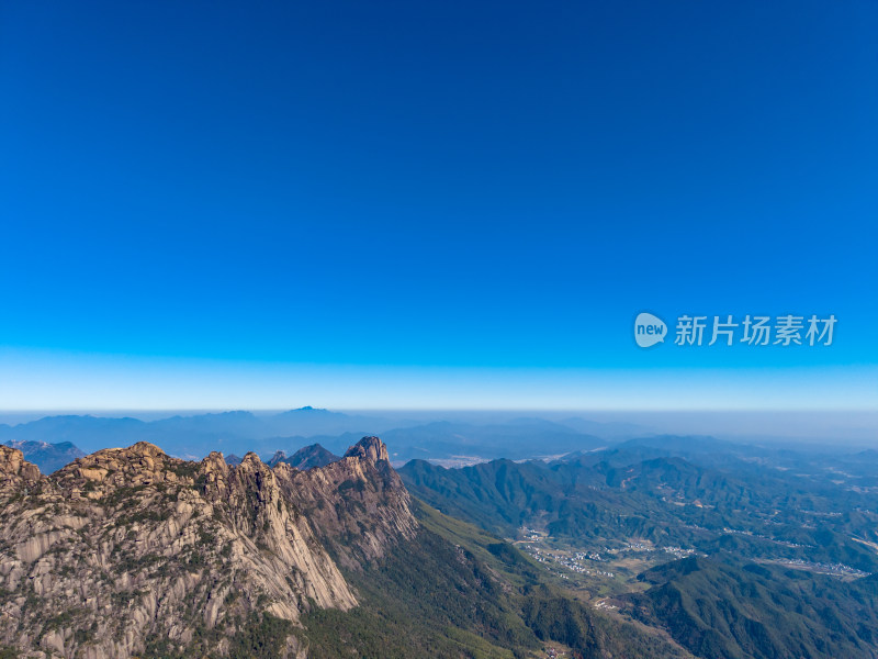 险峻陡峭山峰航拍图