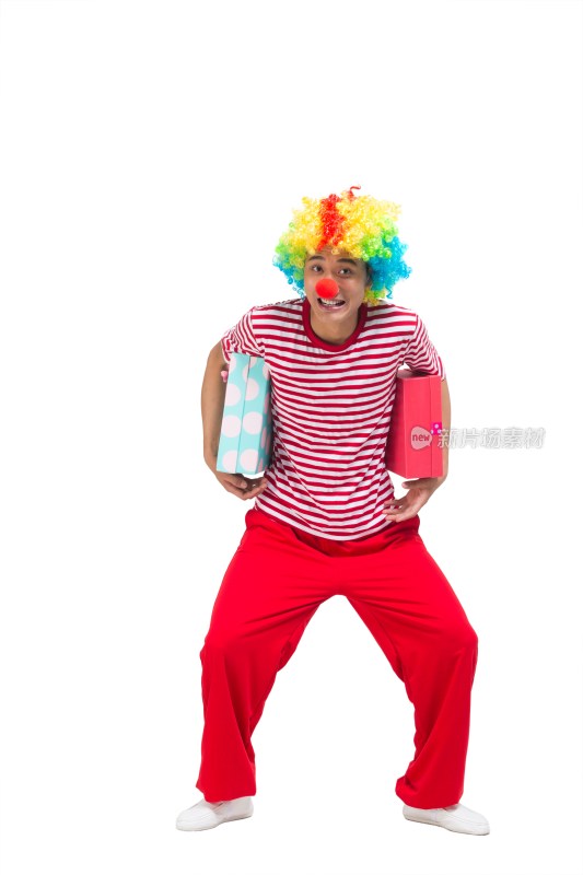 棚拍快乐滑稽的小丑抱礼物盒