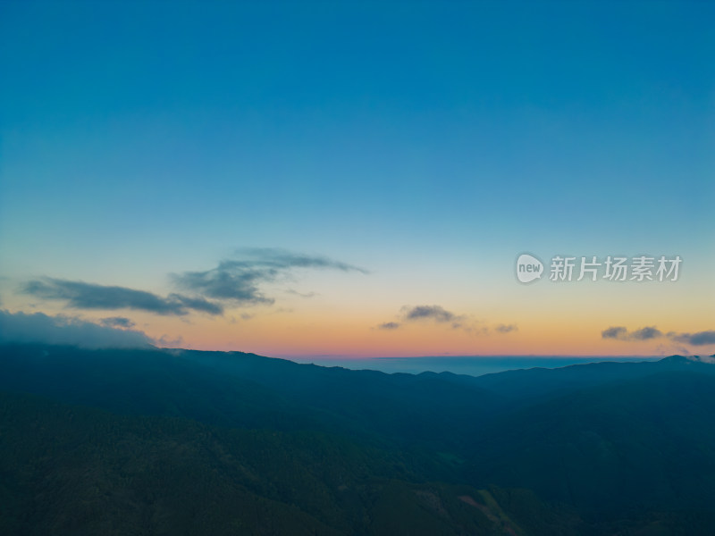 航拍日落时的夕阳高山天空景色