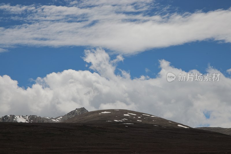 高原雪山和云层