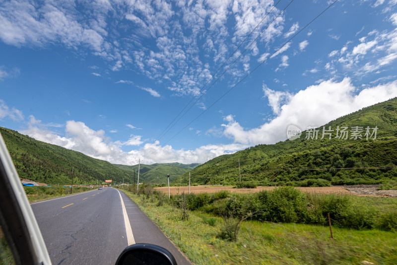 蓝天白云草原公路