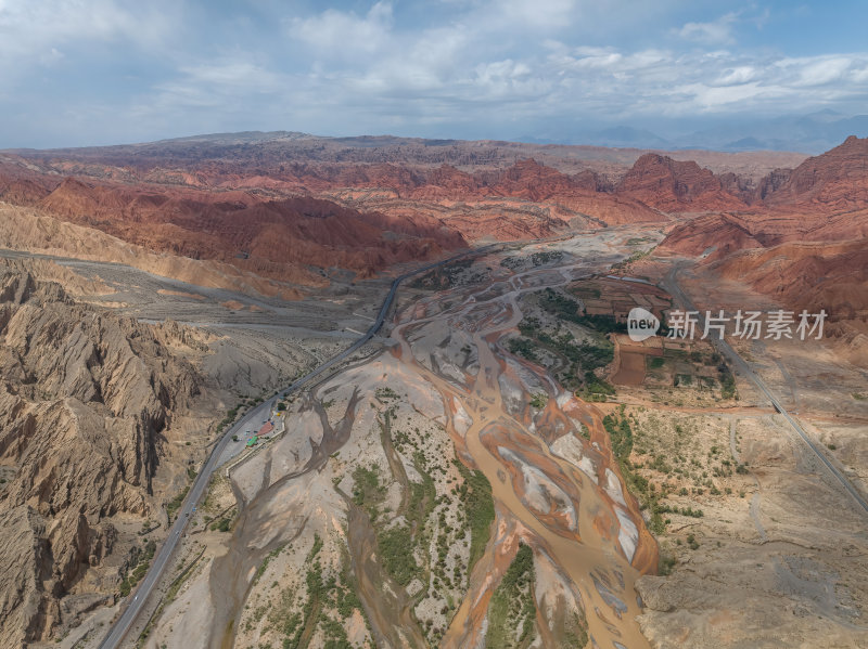 新疆南疆阿克苏库车天山大峡谷丹霞高空航拍