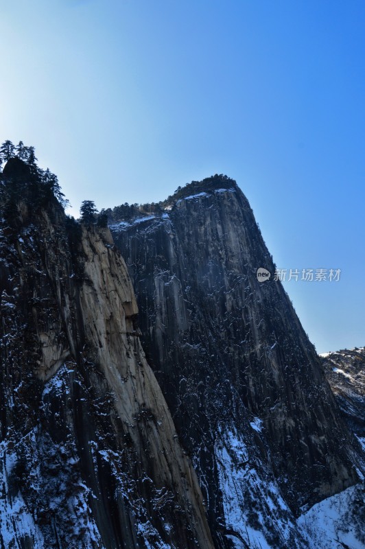 雪覆陡峭山峰自然风光