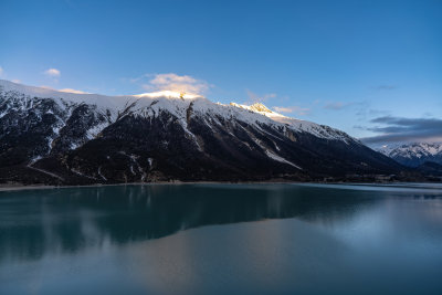 西藏昌都然乌湖来古雪山冰湖环绕静谧胡静