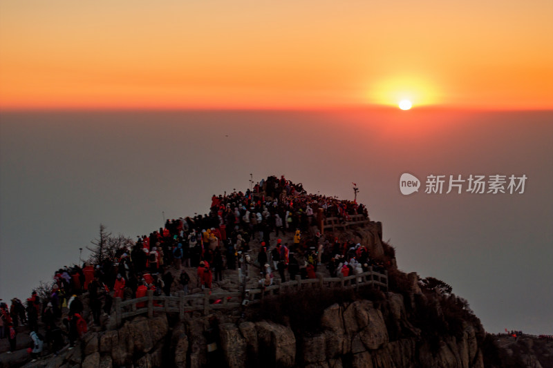 泰山之巅，迎来新年第一缕阳光。启航2025！