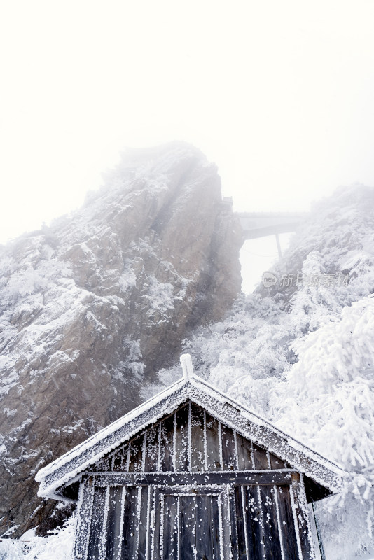 寒冷冬天大雪山脉小木屋