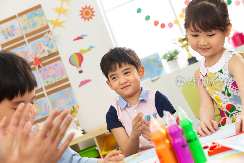 幼儿园老师和小朋友们