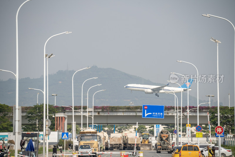 空中飞行的客机特写