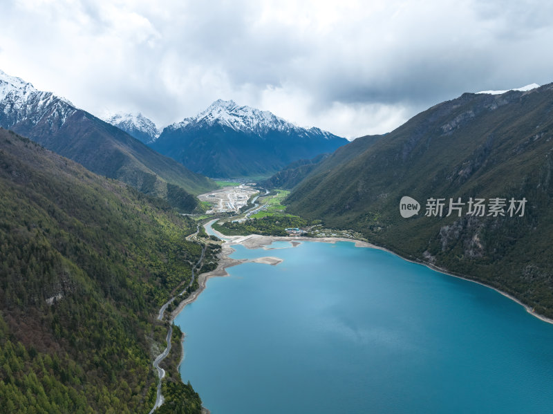 西藏林芝地区巴松错村庄神湖春色高空航拍