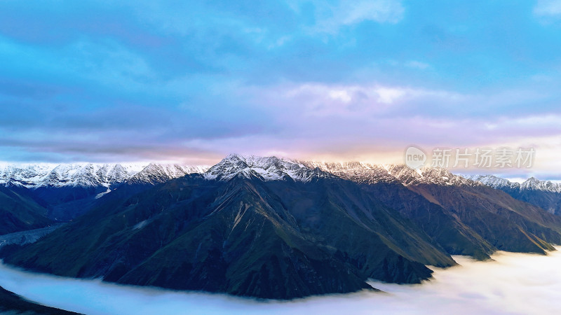 雪山云海自然风光全景