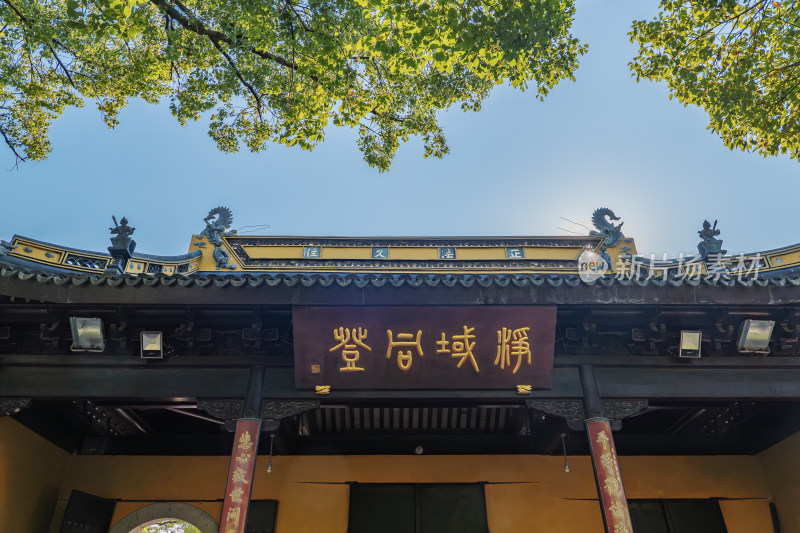 苏州西园寺蓝天绿树与寺庙建筑