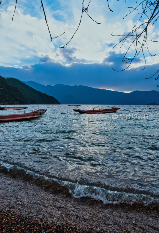 云南丽江泸沽湖水上游船与山湖风光