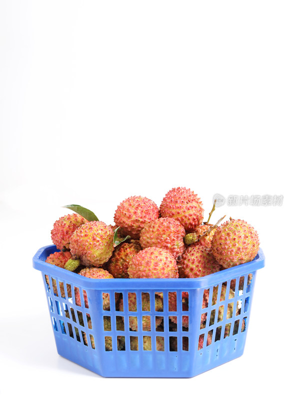 白色背景上，篮子里装满着夏日新鲜水果荔枝