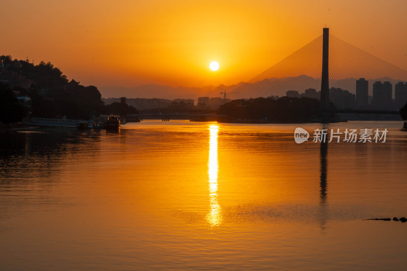 夕阳下城市桥梁河流景观