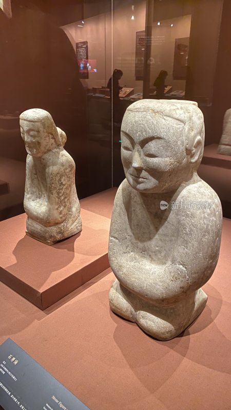 博物馆内古代石俑展品