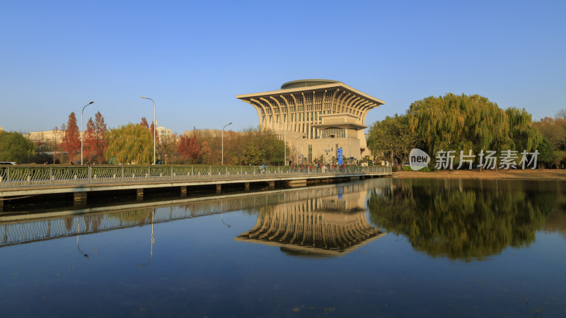 北京城市建组湖面倒影