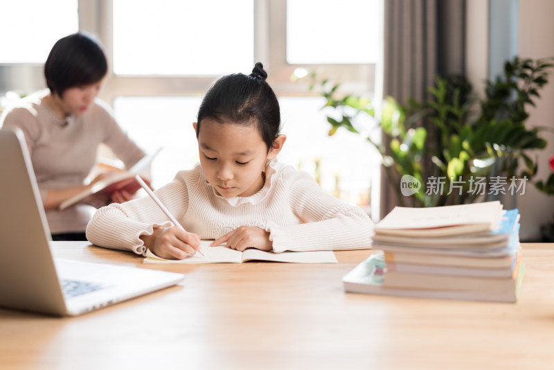 中国母亲在家陪伴女儿学习
