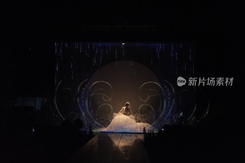 舞台上穿婚纱的新娘背影
