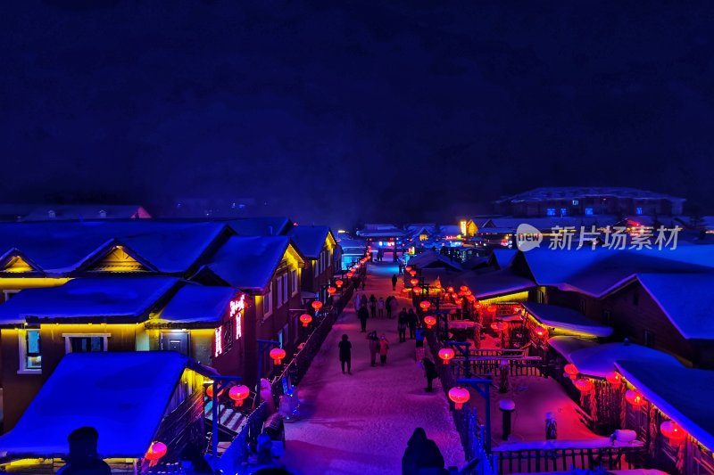 雪乡夜间街道行人景象