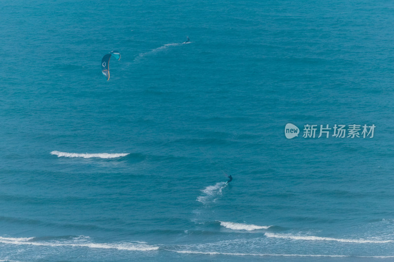 海上风筝冲浪者