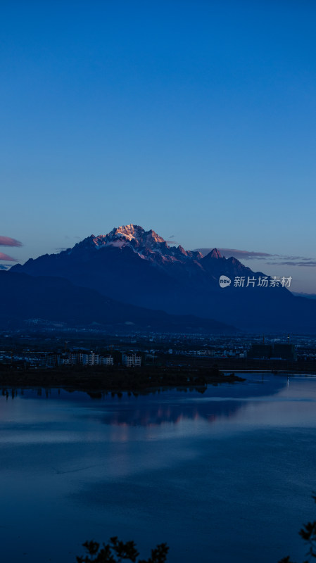 丽江玉龙雪山日照金山