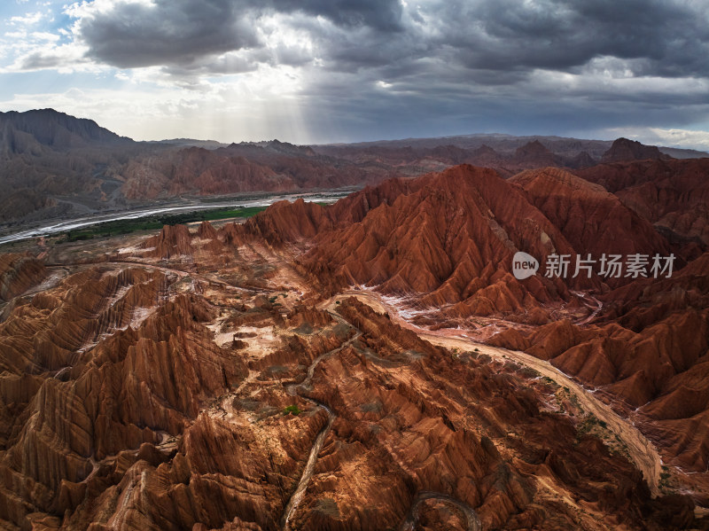 层层叠叠的红色岩层