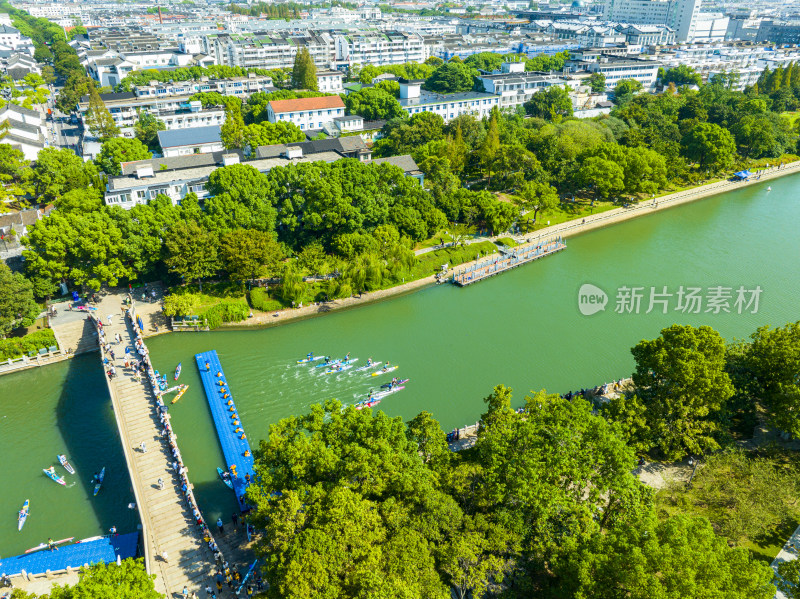 航拍苏州盘门景区外护城河上的浆板运动