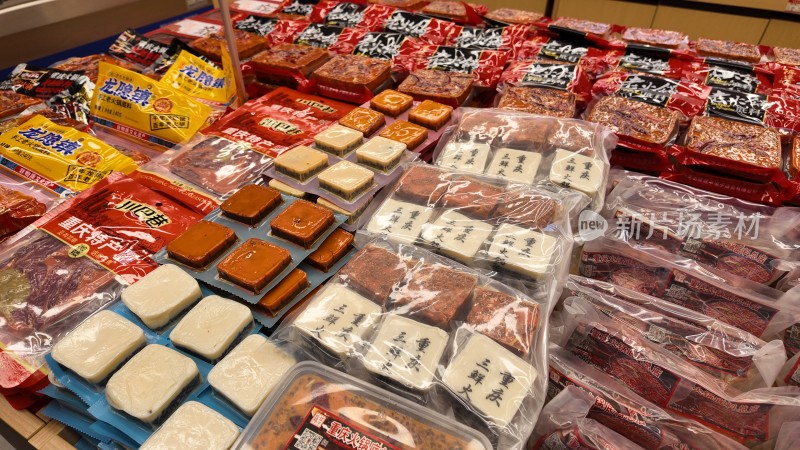 重庆特产商店售卖的各种各样的火锅底料