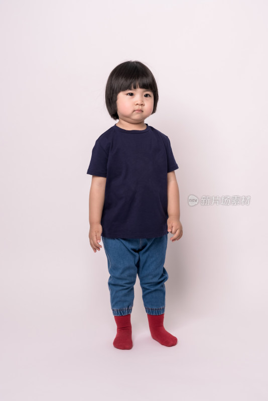 穿蓝色短袖衬衣的中国女童