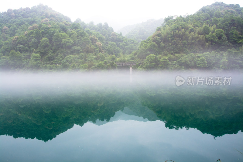 山林环绕雾气氤氲的湖水风光